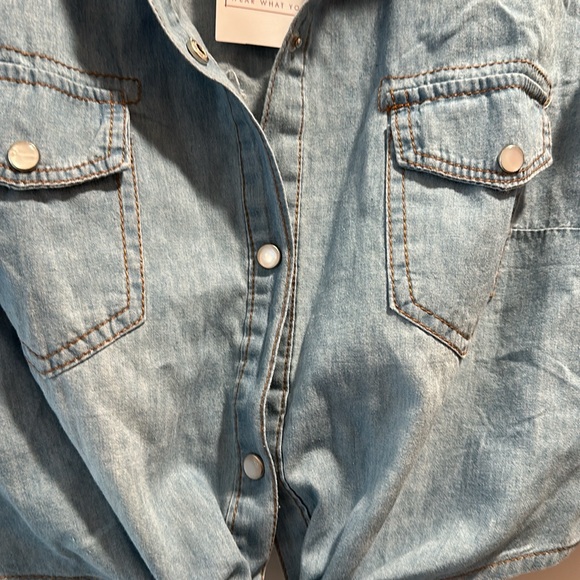 NWT Omoone denim front tie knot top with iridescent snap buttons - Picture 4 of 6